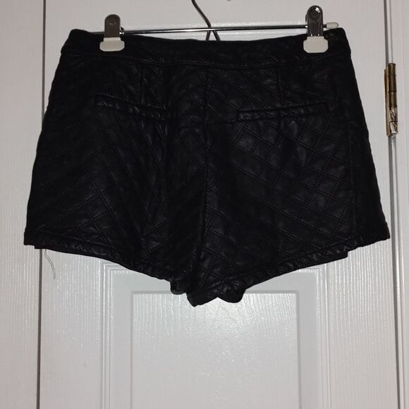 Forever 21 black faux leather quilted shorts Sz M - Picture 3 of 6